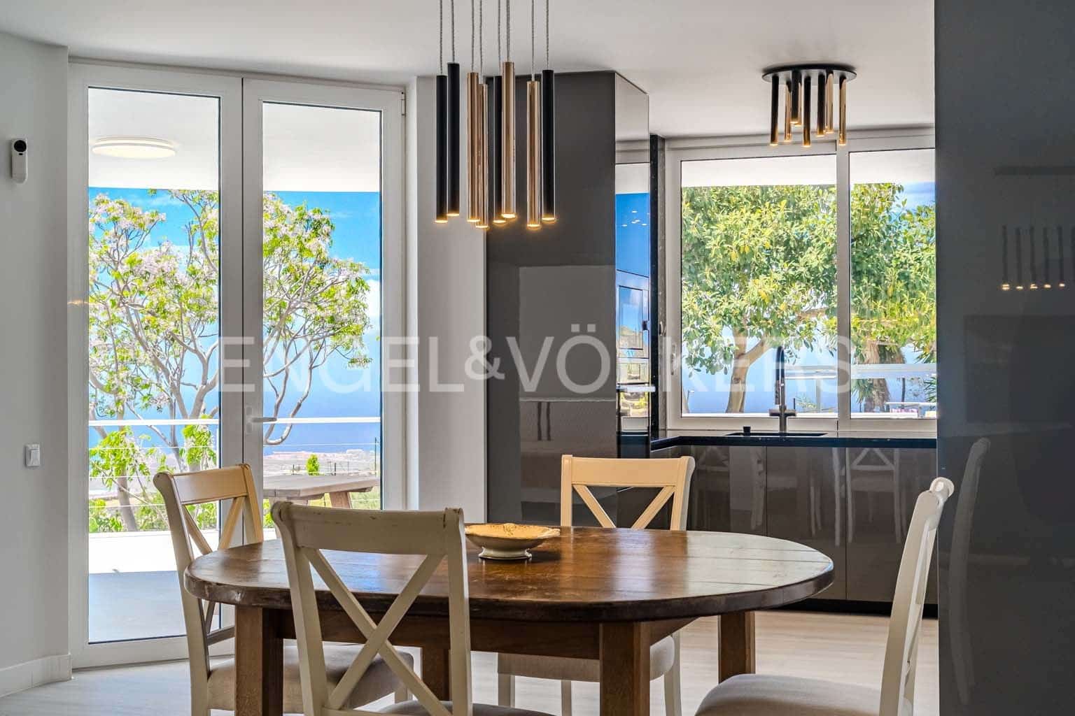 5 soverom Villa til salgs i San Miguel de Abona med svømmebasseng garasje - € 1 800 000 (Ref: 8968830)