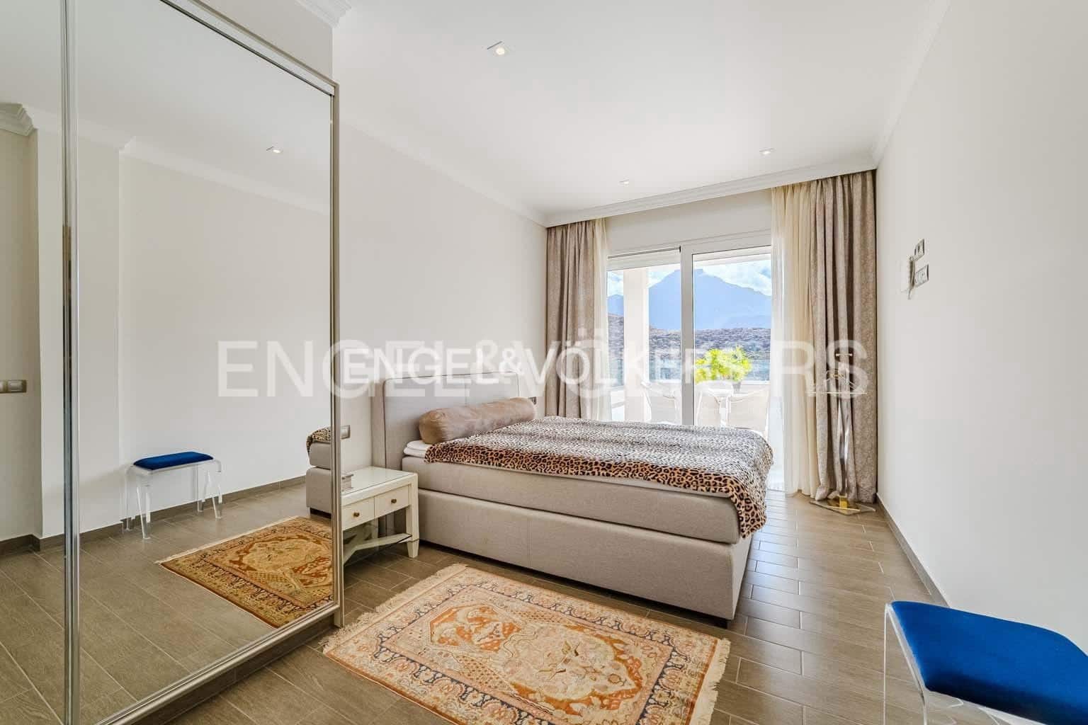 4 sypialnia Willa na sprzedaż w Costa Adeje z basenem garażem - 4 700 000 € (Ref: 8982854)