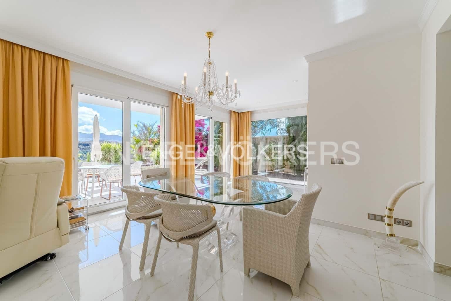 4 sypialnia Willa na sprzedaż w Costa Adeje z basenem garażem - 4 700 000 € (Ref: 8982854)