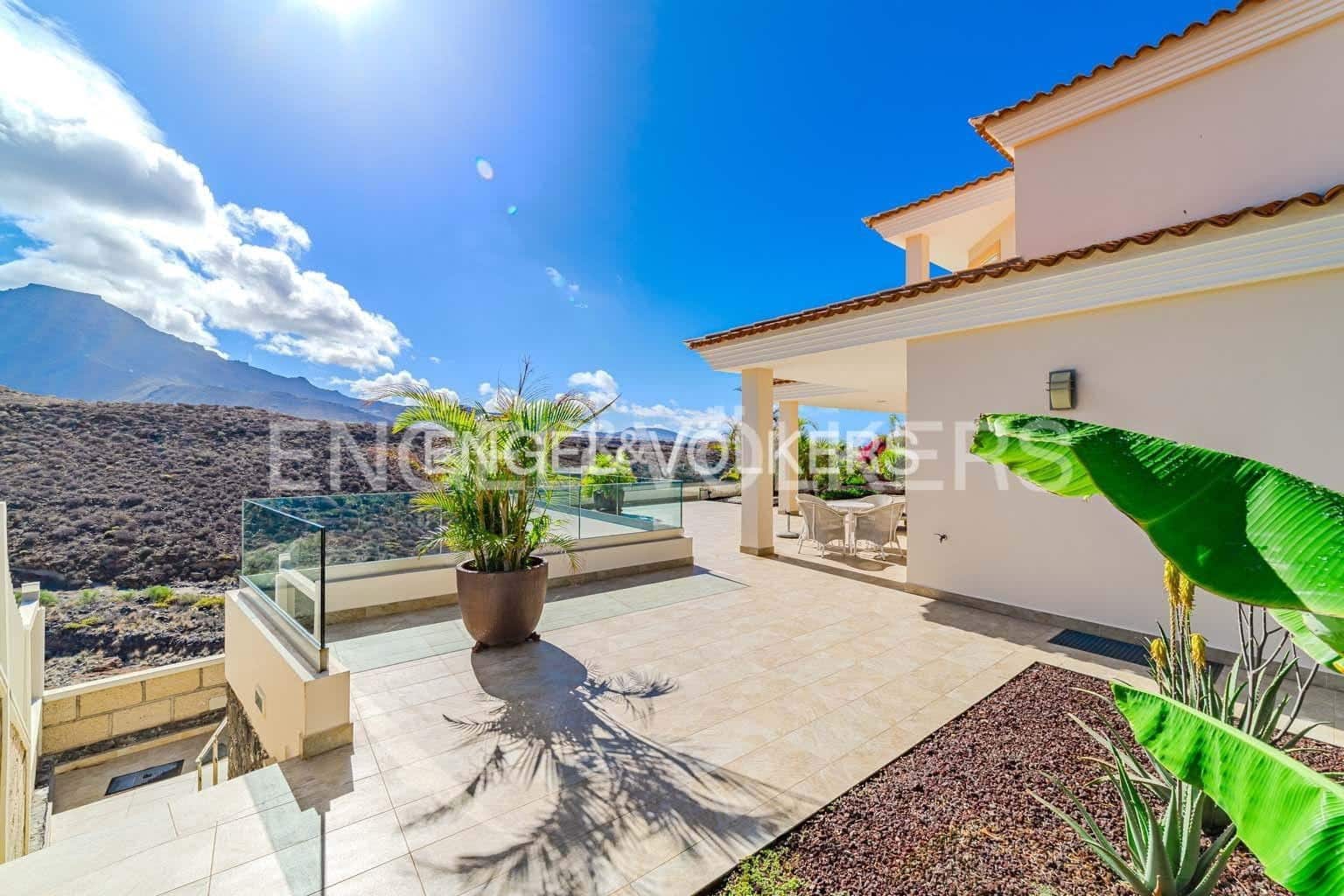 4 sypialnia Willa na sprzedaż w Costa Adeje z basenem garażem - 4 700 000 € (Ref: 8982854)