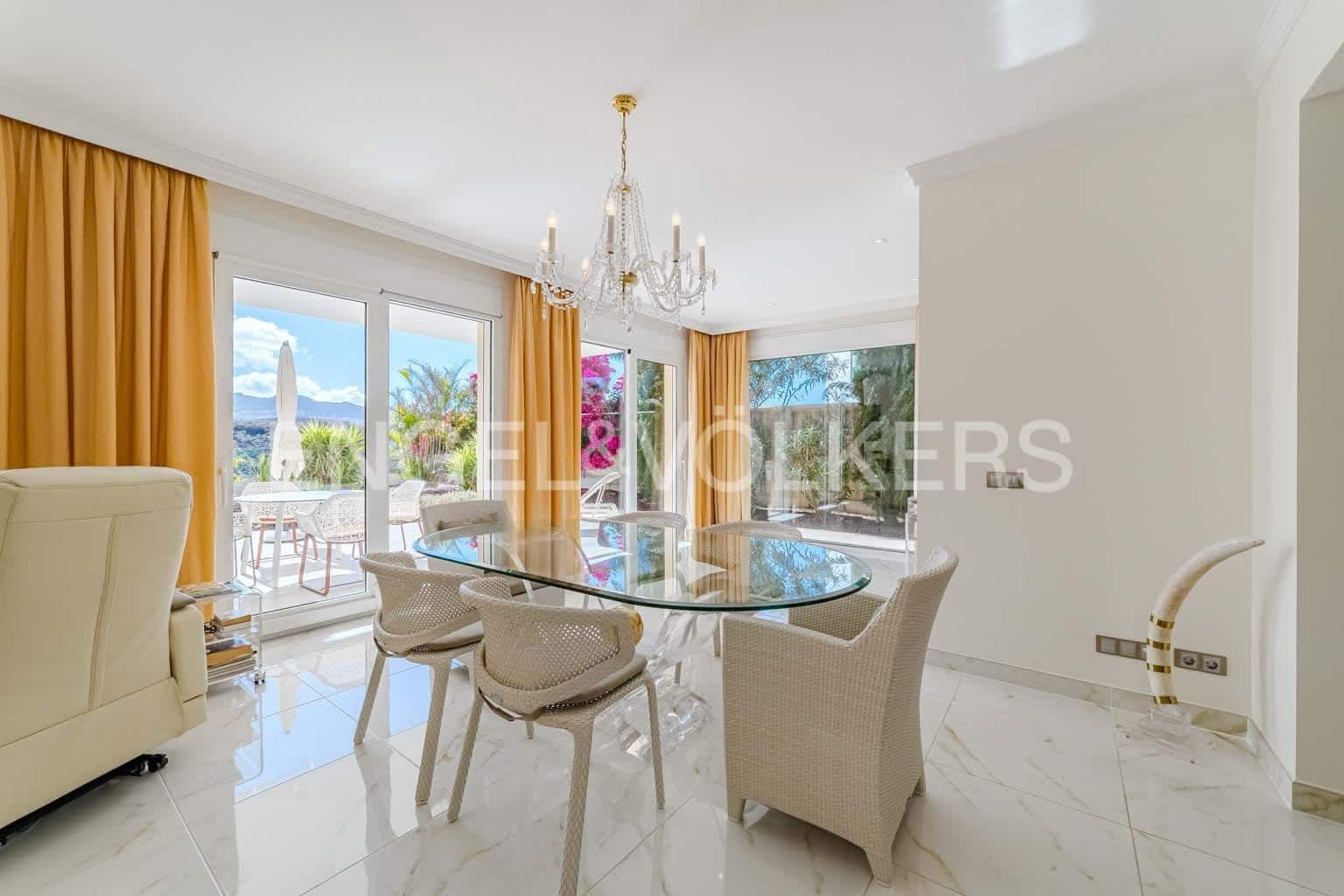 4 soveværelse Villa til salg i Costa Adeje med swimmingpool garage - € 3.900.000 (Ref: 8982854)