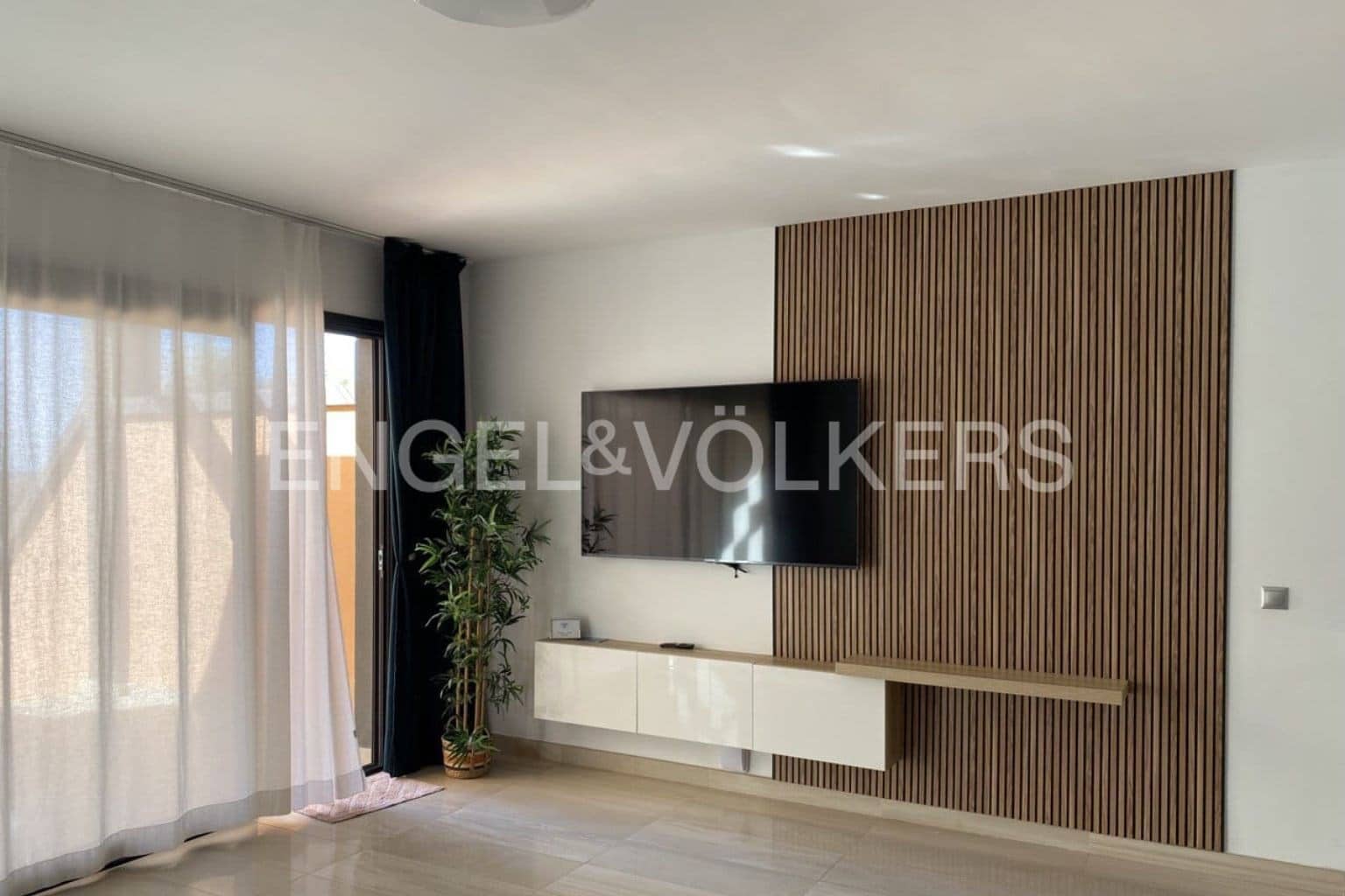 3 makuuhuone Huvila myytävänä paikassa La Caleta Adeje mukana uima-altaan 
autotalli - 1 195 000 € (Ref: 8982855)