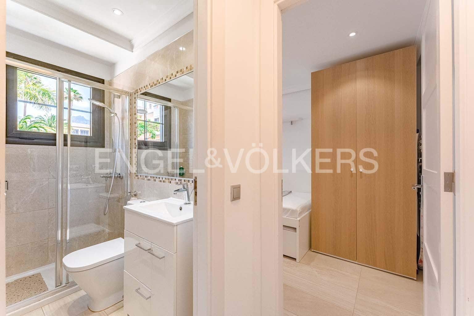 3 makuuhuone Huvila myytävänä paikassa La Caleta Adeje mukana uima-altaan 
autotalli - 1 195 000 € (Ref: 8982855)