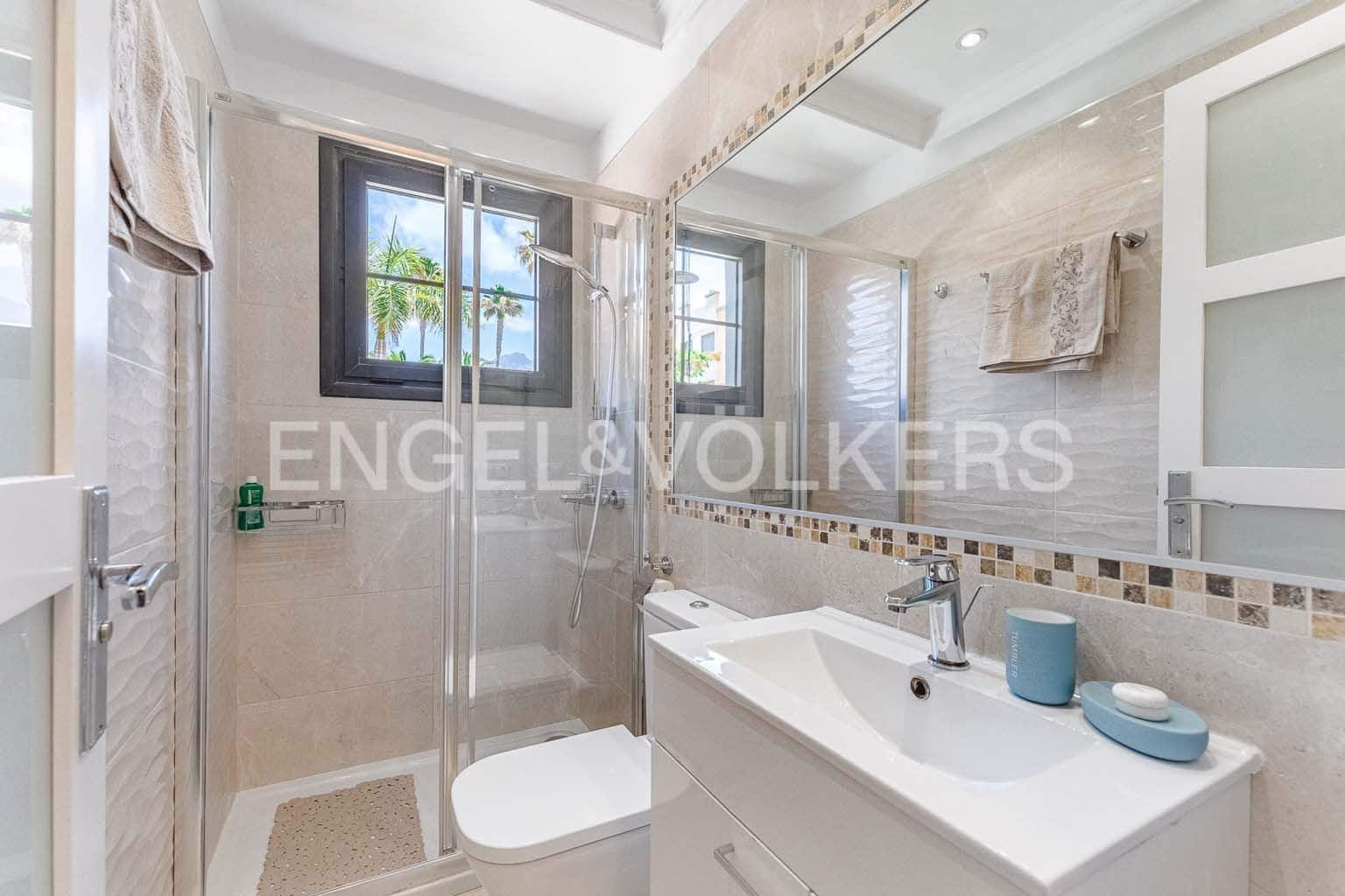 3 makuuhuone Huvila myytävänä paikassa La Caleta Adeje mukana uima-altaan 
autotalli - 1 195 000 € (Ref: 8982855)