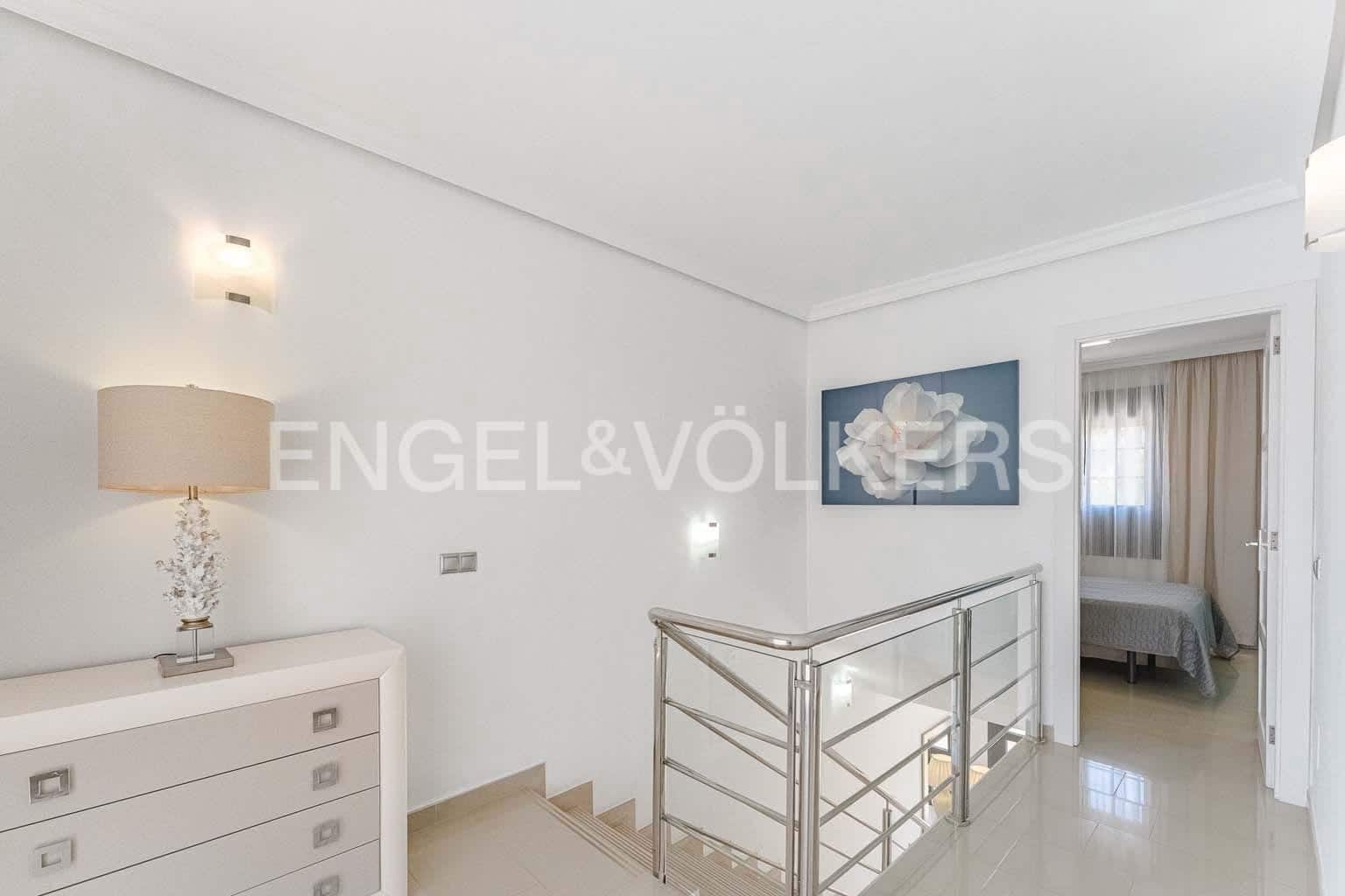 3 makuuhuone Huvila myytävänä paikassa La Caleta Adeje mukana uima-altaan 
autotalli - 1 195 000 € (Ref: 8982855)