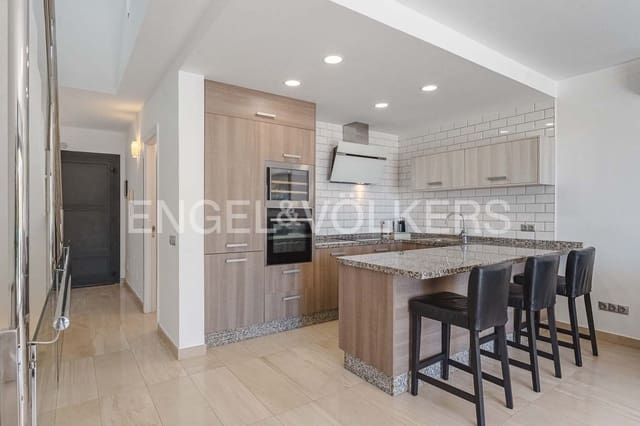 3 makuuhuone Huvila myytävänä paikassa La Caleta Adeje, Adeje mukana uima-altaan 
autotalli - 1 195 000 € (Ref: 8982855)