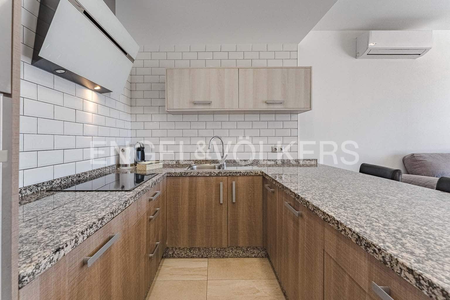 3 makuuhuone Huvila myytävänä paikassa La Caleta Adeje mukana uima-altaan 
autotalli - 1 195 000 € (Ref: 8982855)