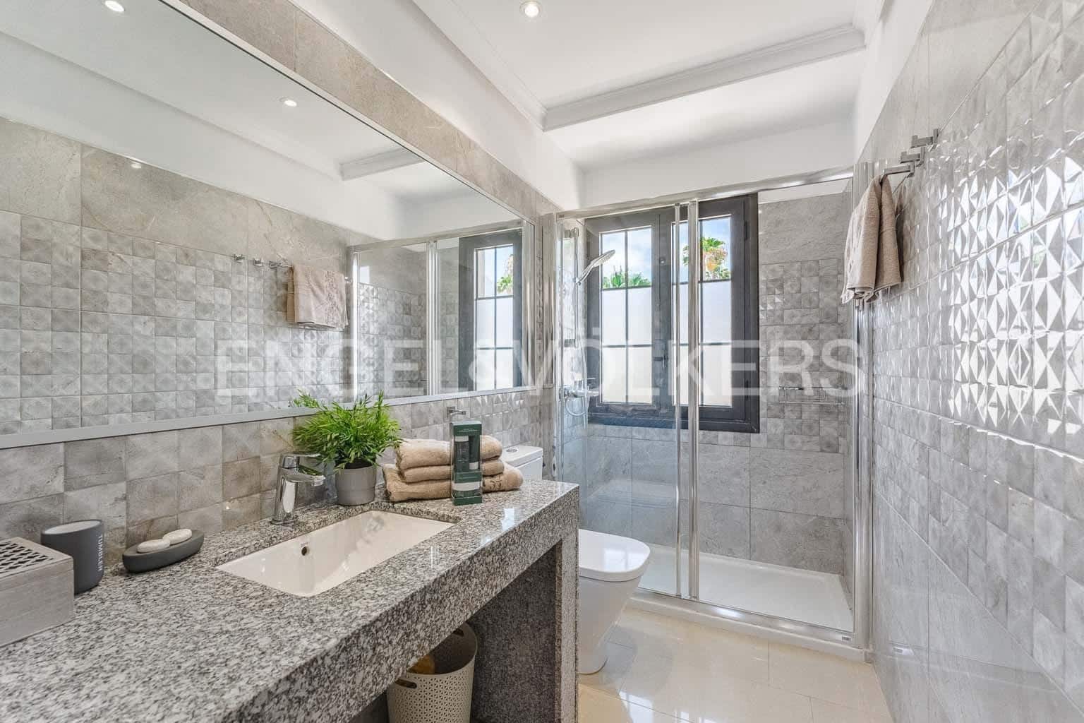 3 makuuhuone Huvila myytävänä paikassa La Caleta Adeje mukana uima-altaan 
autotalli - 1 195 000 € (Ref: 8982855)