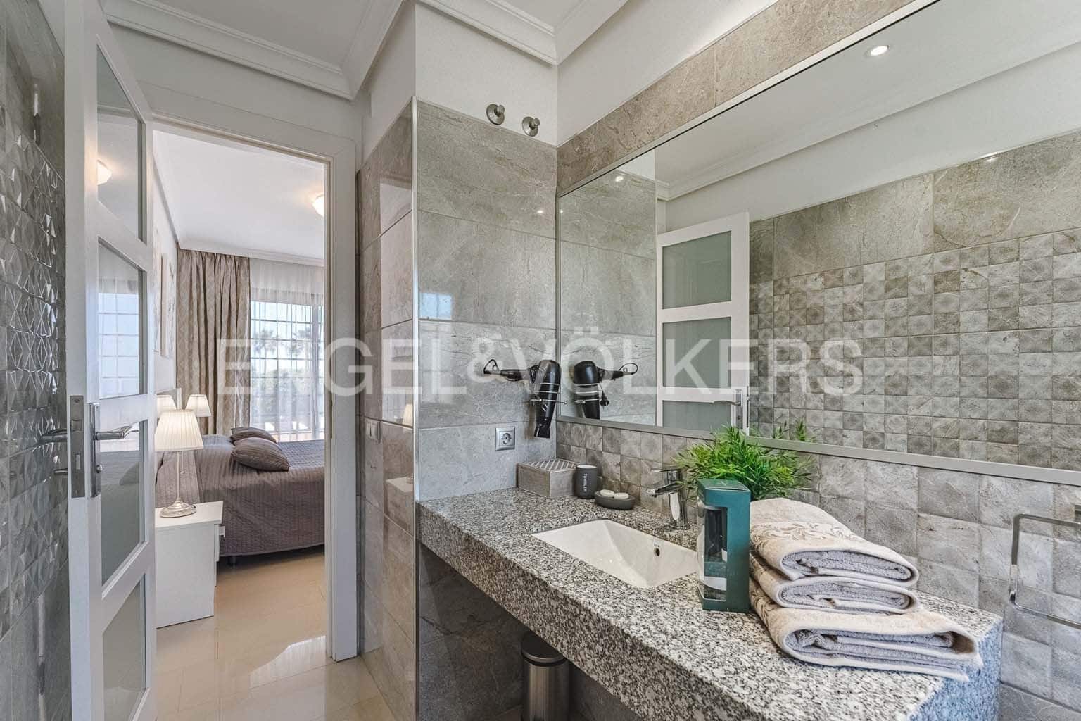 3 makuuhuone Huvila myytävänä paikassa La Caleta Adeje mukana uima-altaan 
autotalli - 1 195 000 € (Ref: 8982855)