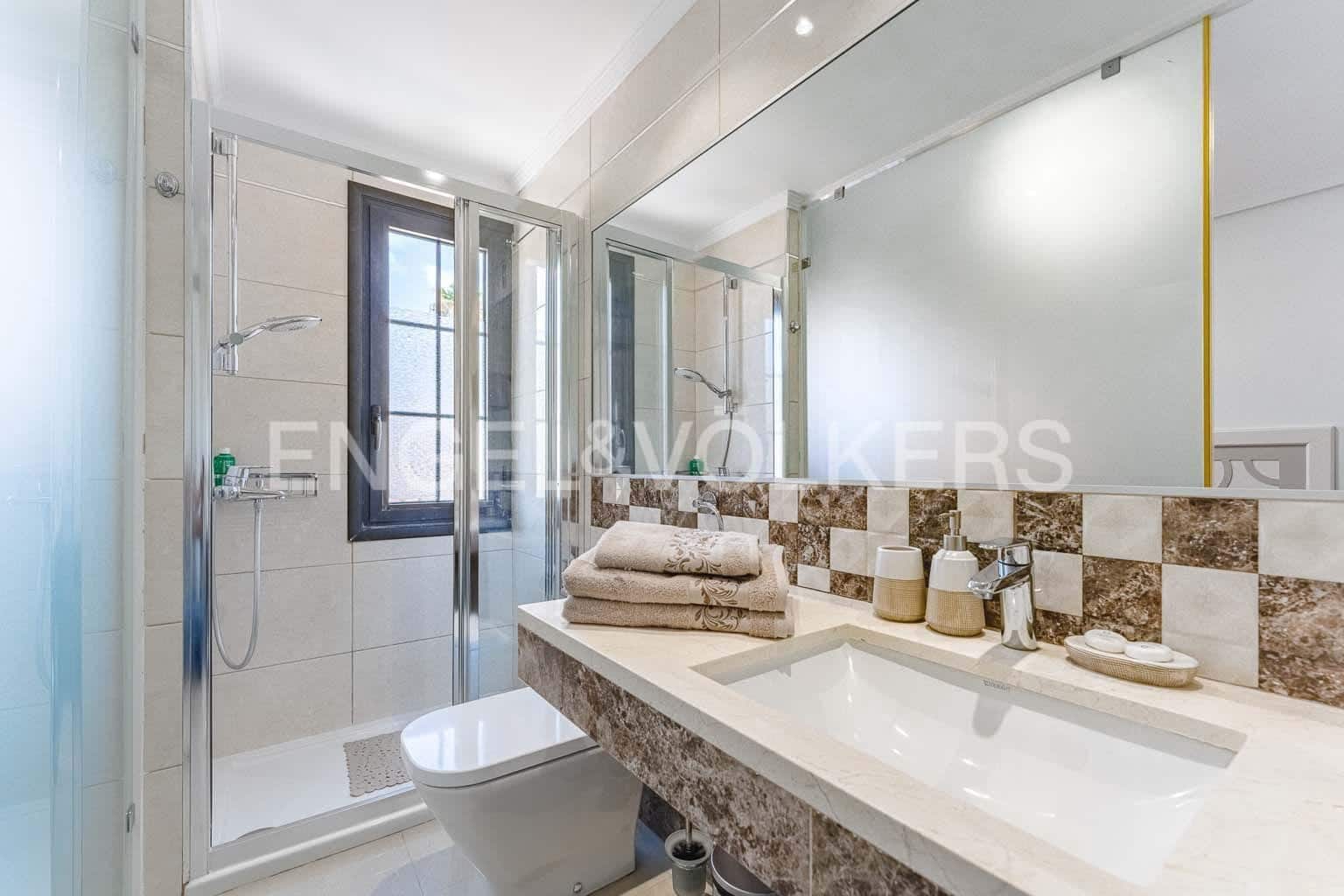 3 makuuhuone Huvila myytävänä paikassa La Caleta Adeje mukana uima-altaan 
autotalli - 1 195 000 € (Ref: 8982855)