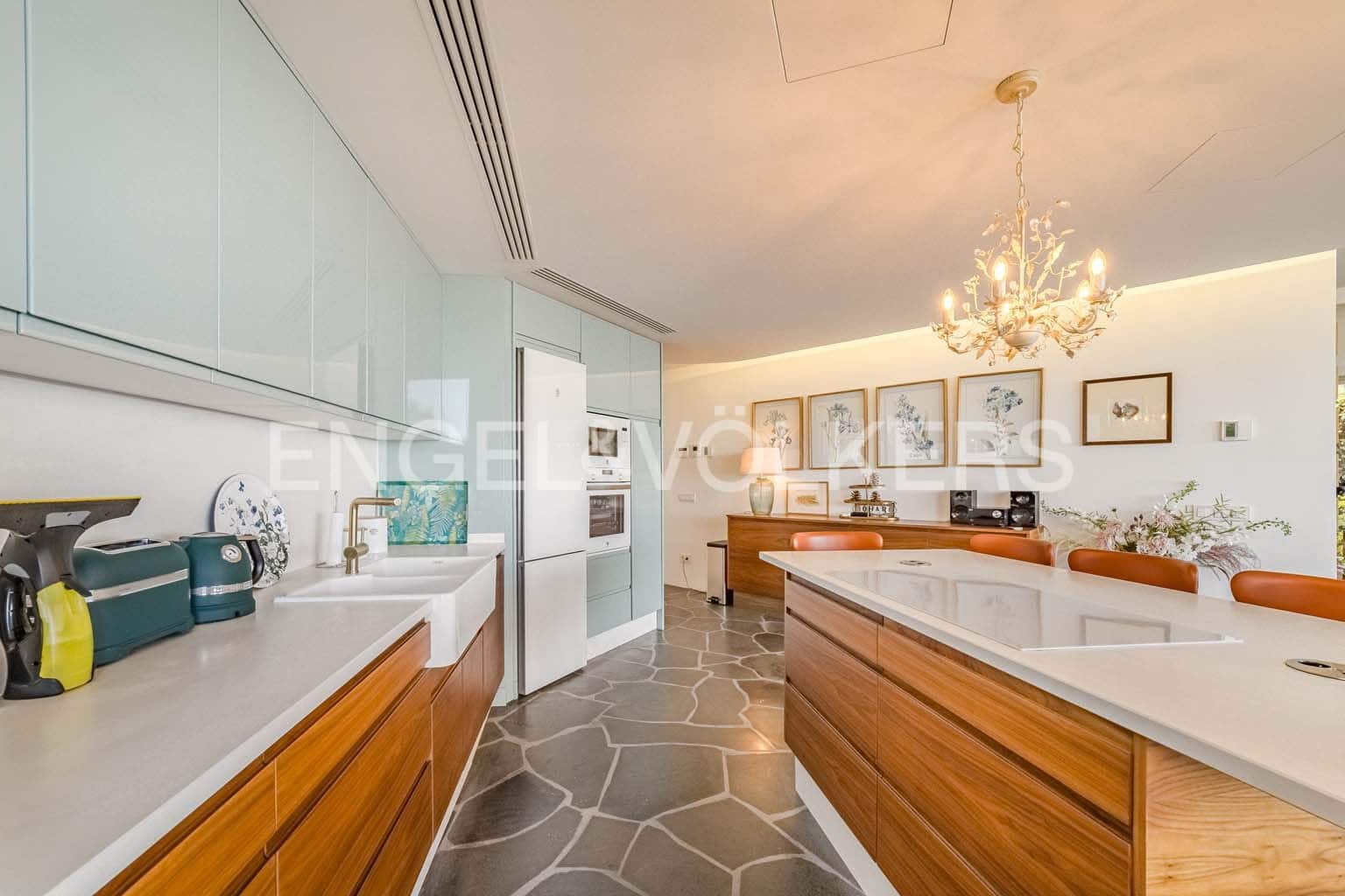 4 bedroom Villa for sale in Guia de Isora with pool garage - € 3,500,000 (Ref: 9079695)