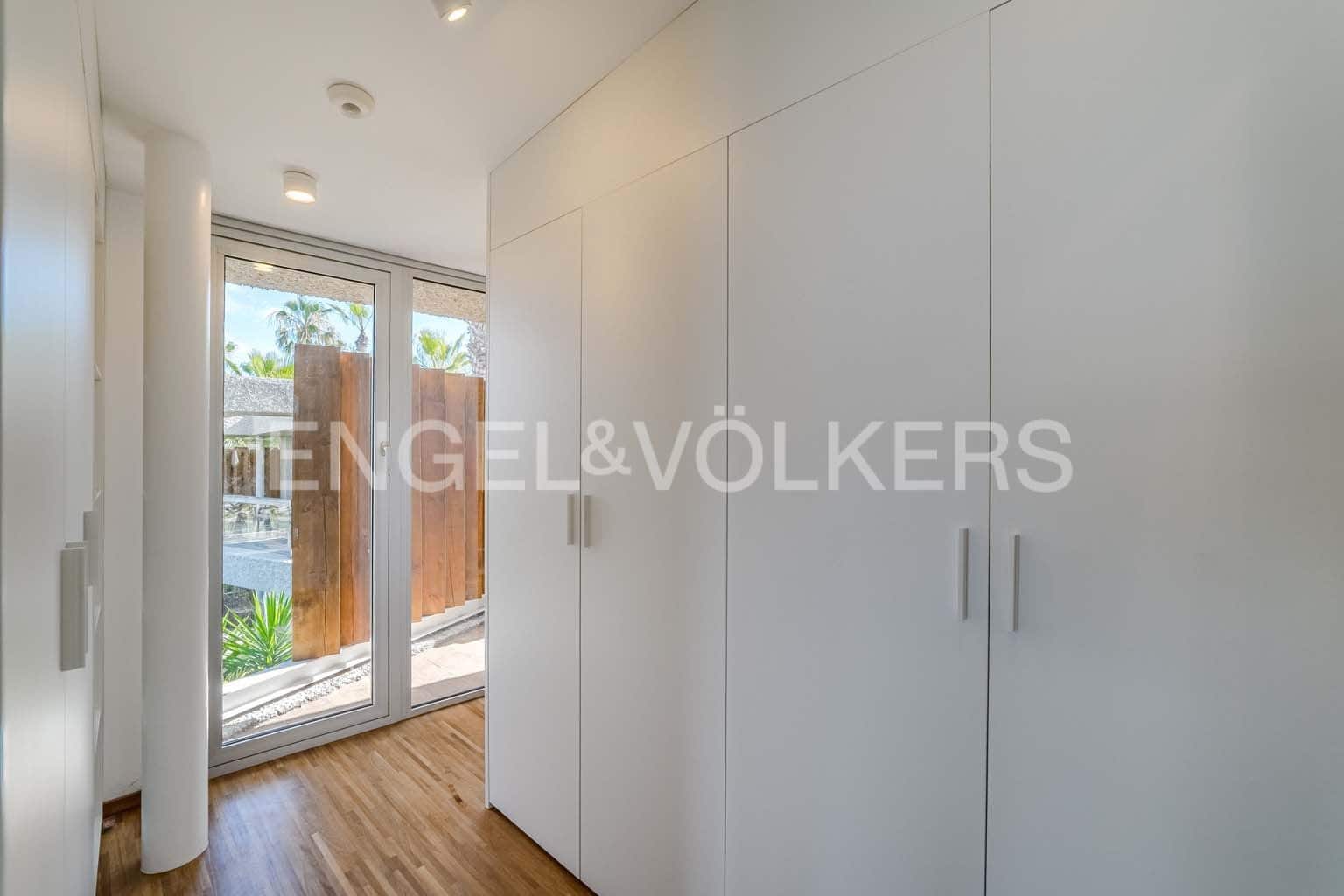 4 bedroom Villa for sale in Guia de Isora with pool garage - € 3,500,000 (Ref: 9079695)