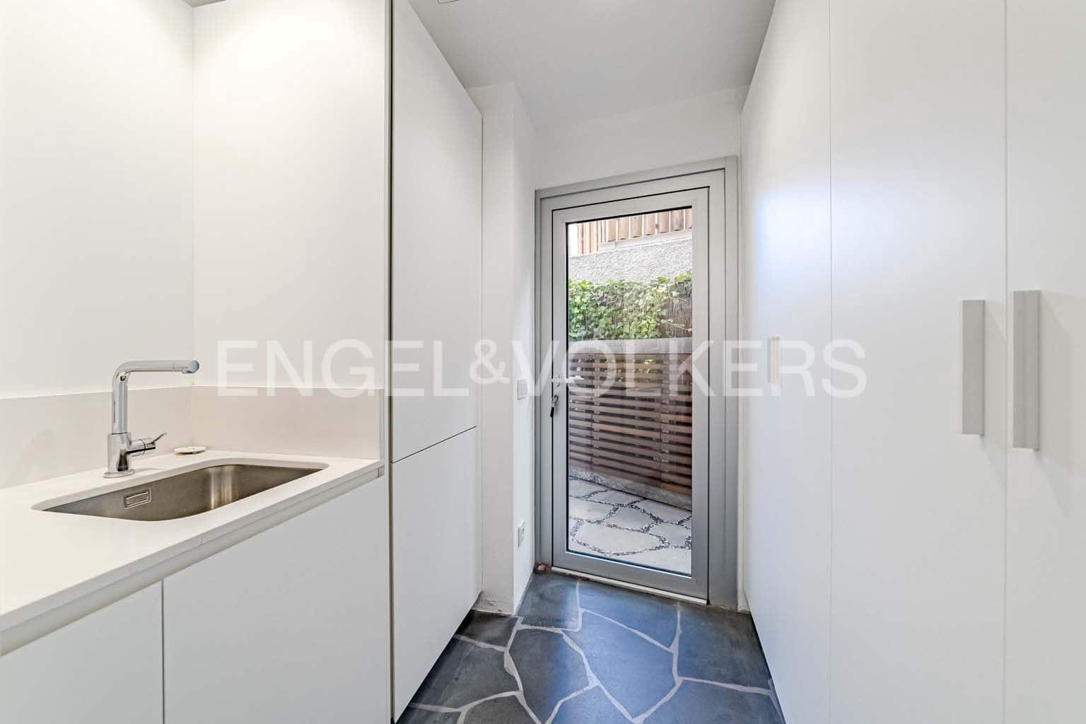 4 bedroom Villa for sale in Guia de Isora with pool garage - € 3,500,000 (Ref: 9079695)