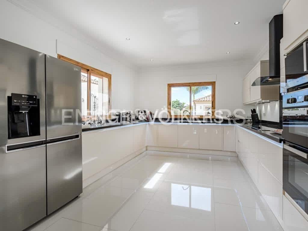4 bedroom Villa for sale in Costa Adeje with pool garage - € 4,590,000 (Ref: 9136695)