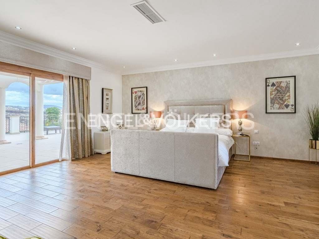 4 bedroom Villa for sale in Costa Adeje with pool garage - € 4,590,000 (Ref: 9136695)