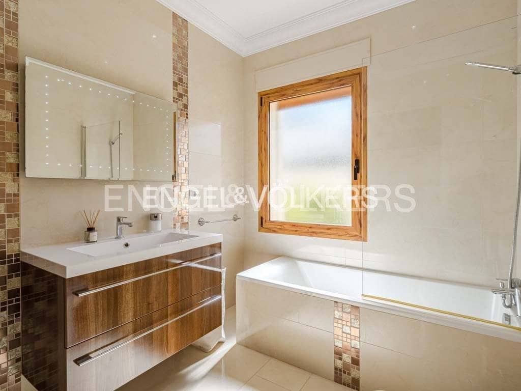 4 bedroom Villa for sale in Costa Adeje with pool garage - € 4,590,000 (Ref: 9136695)