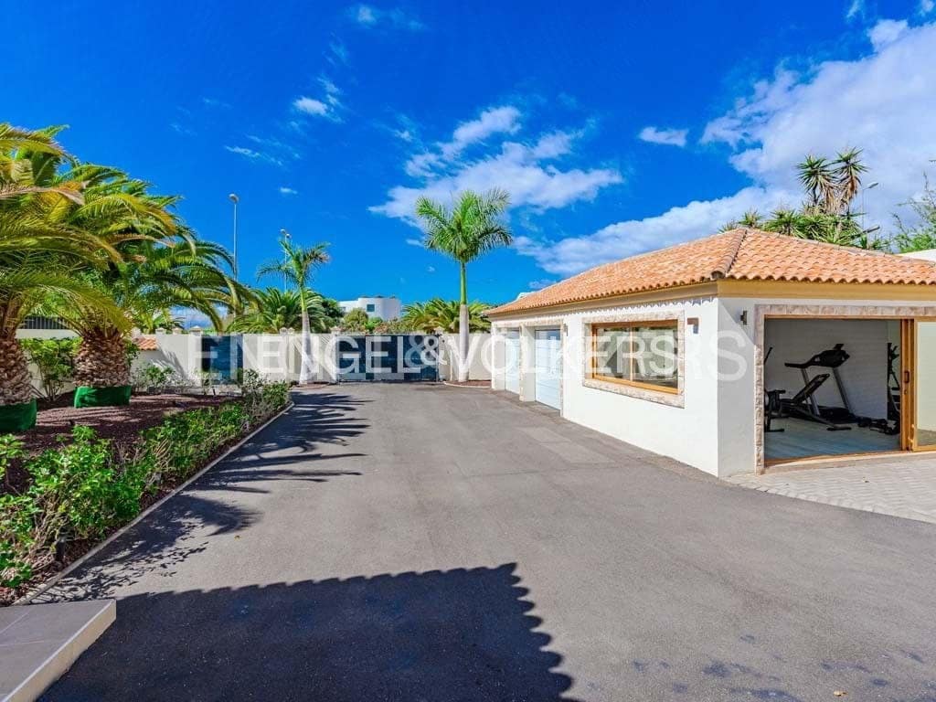 4 bedroom Villa for sale in Costa Adeje with pool garage - € 4,590,000 (Ref: 9136695)