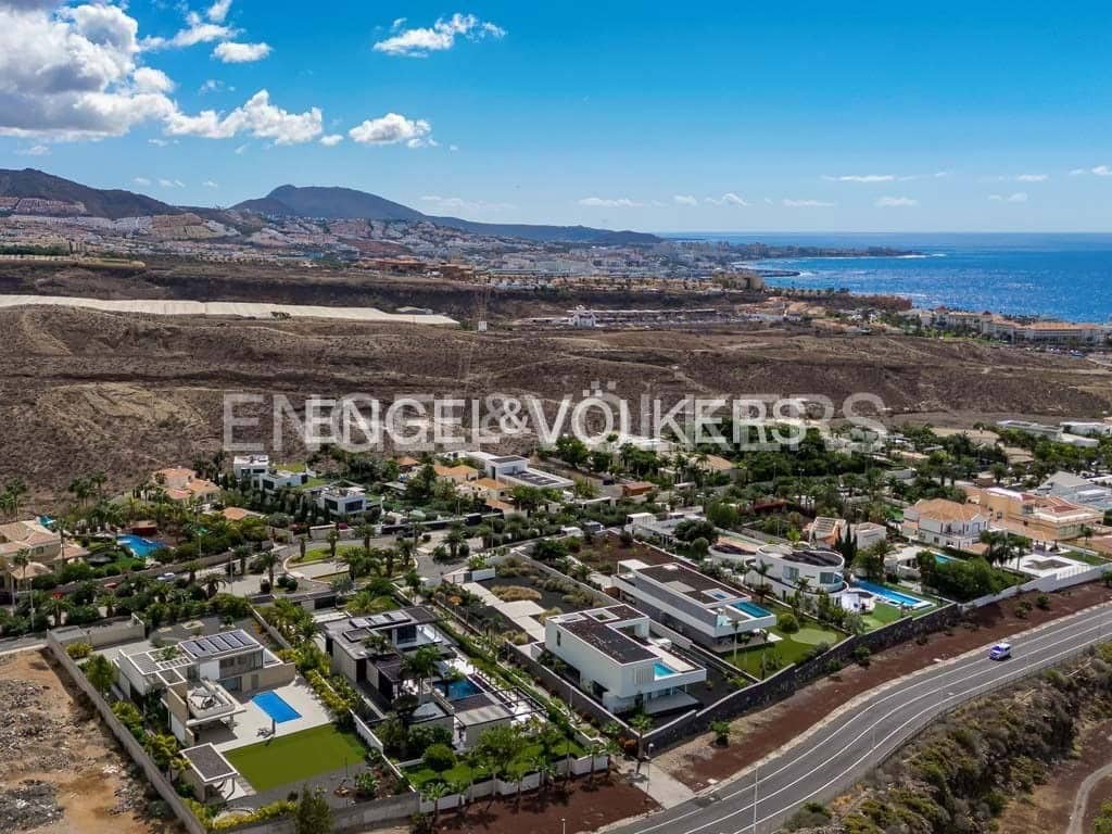 4 bedroom Villa for sale in Costa Adeje with pool garage - € 4,590,000 (Ref: 9136695)