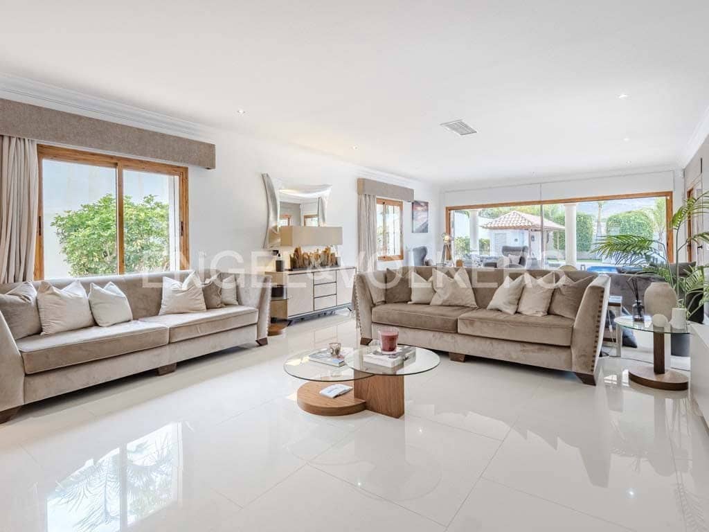 4 makuuhuone Huvila myytävänä paikassa Costa Adeje mukana uima-altaan 
autotalli - 4 590 000 € (Ref: 9136695)