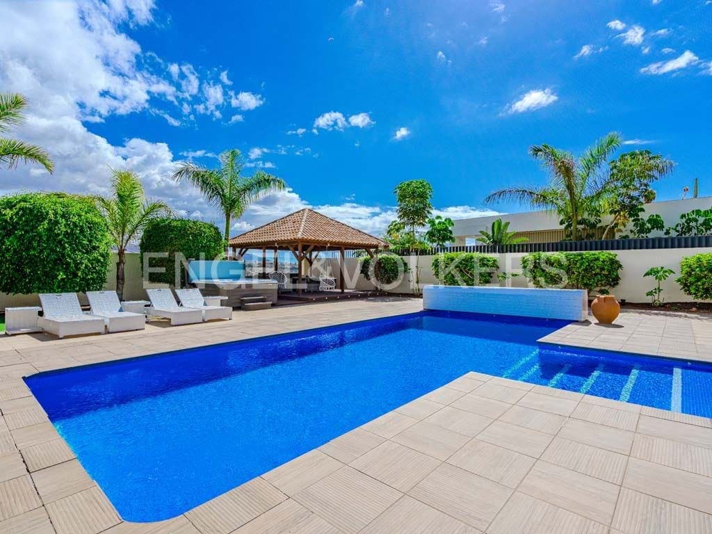 4 makuuhuone Huvila myytävänä paikassa Costa Adeje mukana uima-altaan 
autotalli - 4 590 000 € (Ref: 9136695)