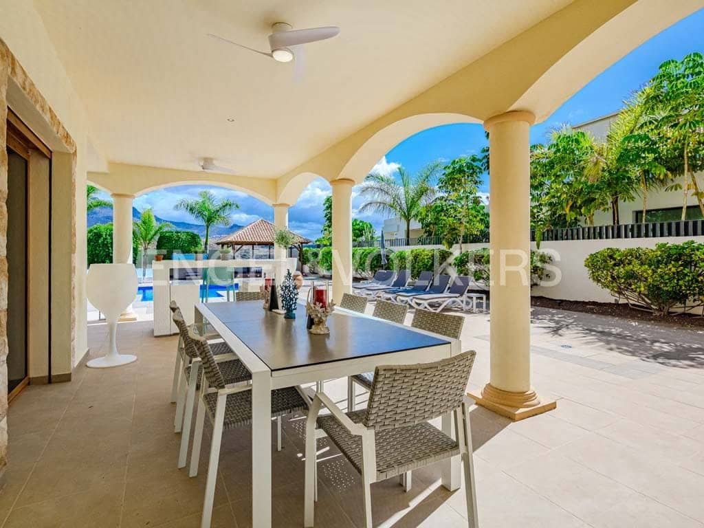 4 makuuhuone Huvila myytävänä paikassa Costa Adeje mukana uima-altaan 
autotalli - 4 590 000 € (Ref: 9136695)