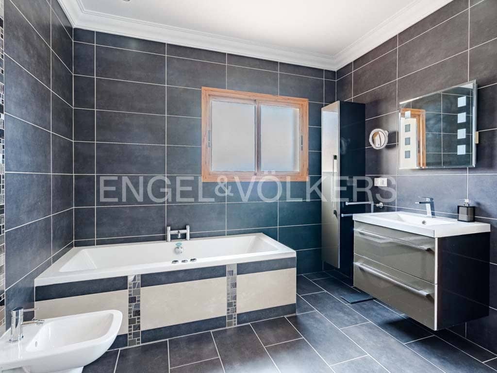 4 makuuhuone Huvila myytävänä paikassa Costa Adeje mukana uima-altaan 
autotalli - 4 590 000 € (Ref: 9136695)