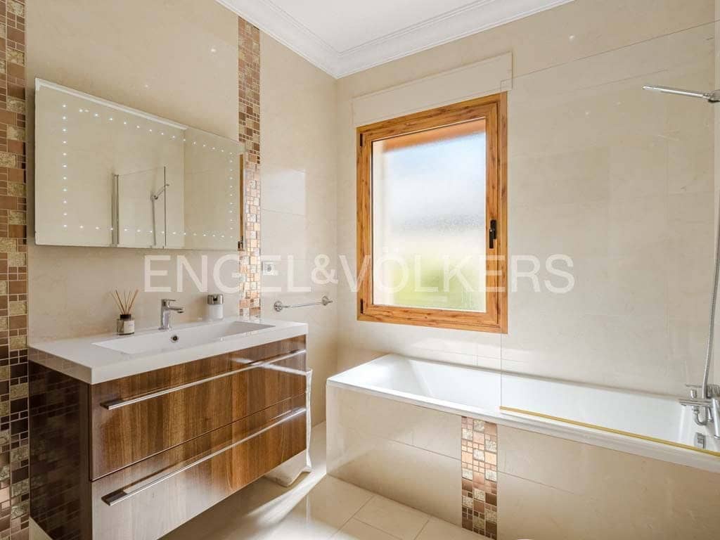 4 makuuhuone Huvila myytävänä paikassa Costa Adeje mukana uima-altaan 
autotalli - 4 590 000 € (Ref: 9136695)