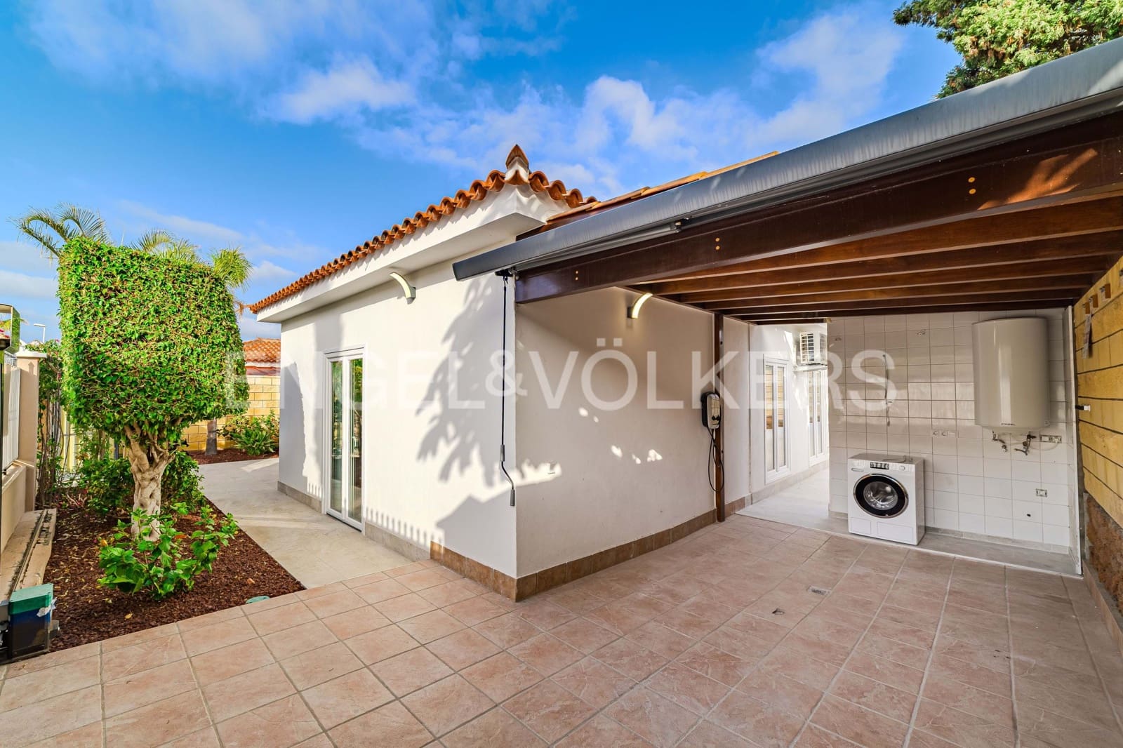 4 bedroom Villa for sale in Costa Adeje with pool - € 2,350,000 (Ref: 9138801)