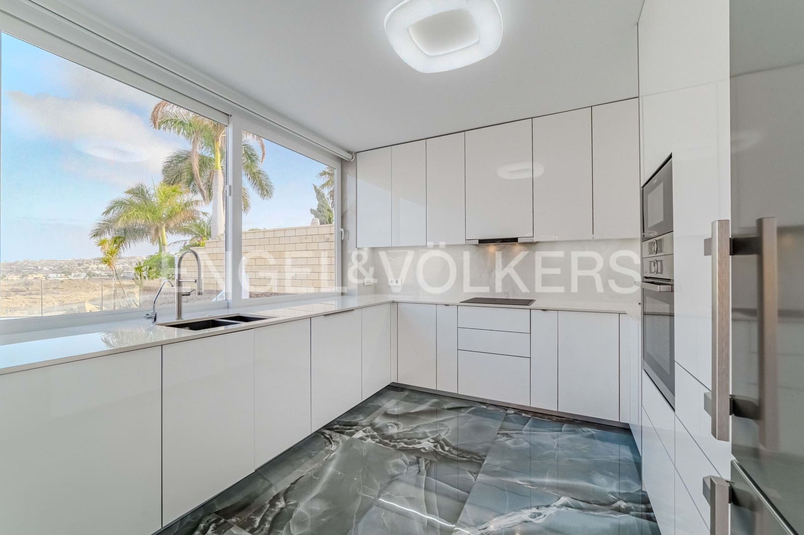 4 bedroom Villa for sale in Costa Adeje with pool - € 2,350,000 (Ref: 9138801)