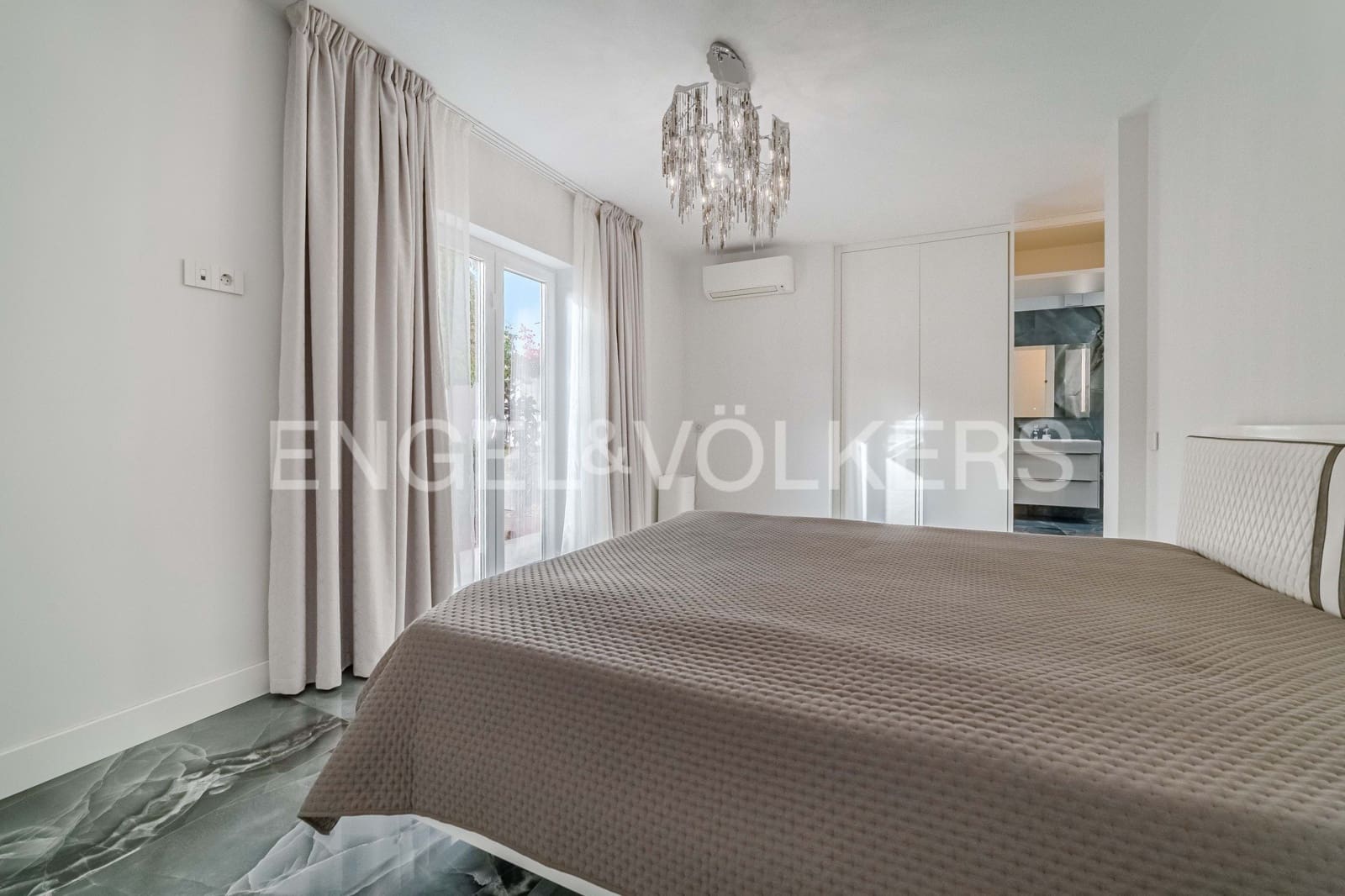 4 bedroom Villa for sale in Costa Adeje with pool - € 2,350,000 (Ref: 9138801)