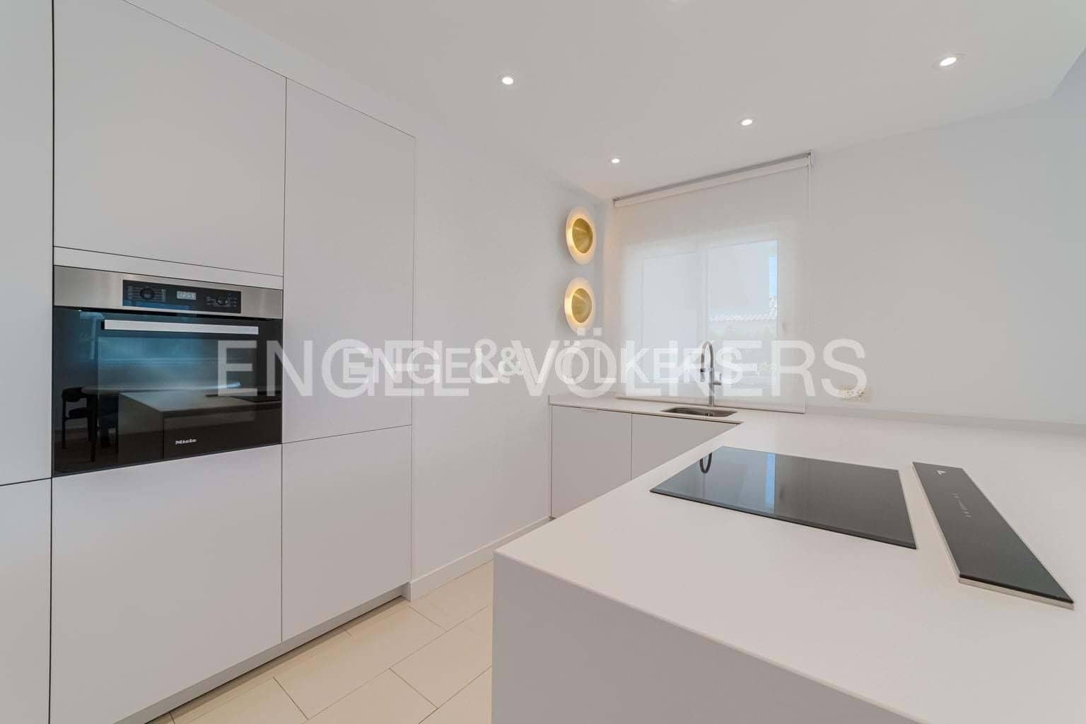 5 bedroom Villa for sale in Costa Adeje with pool garage - € 3,300,000 (Ref: 9162808)