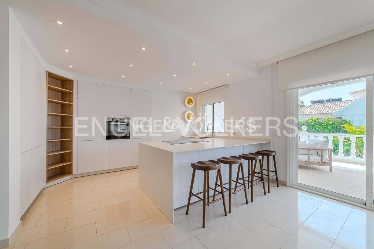 5 bedroom Villa for sale in Costa Adeje with pool garage - € 3,300,000 (Ref: 9162808)