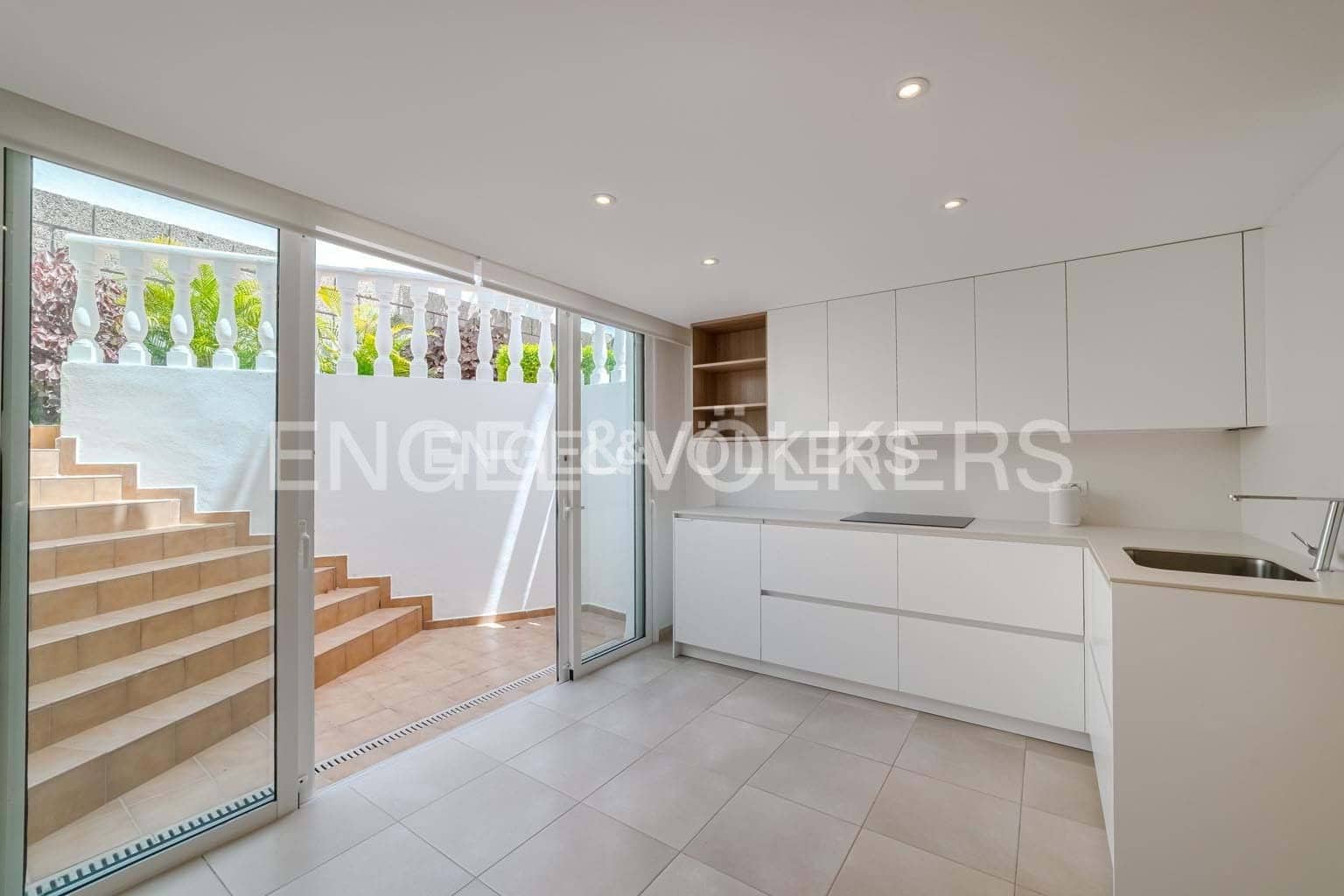 5 bedroom Villa for sale in Costa Adeje with pool garage - € 3,300,000 (Ref: 9162808)