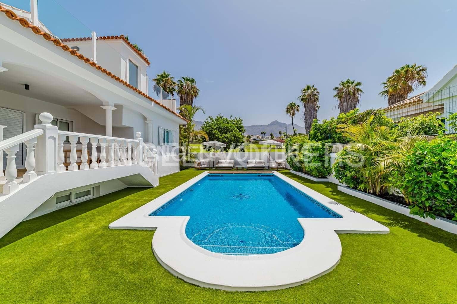 5 bedroom Villa for sale in Costa Adeje with pool garage - € 3,300,000 (Ref: 9162808)