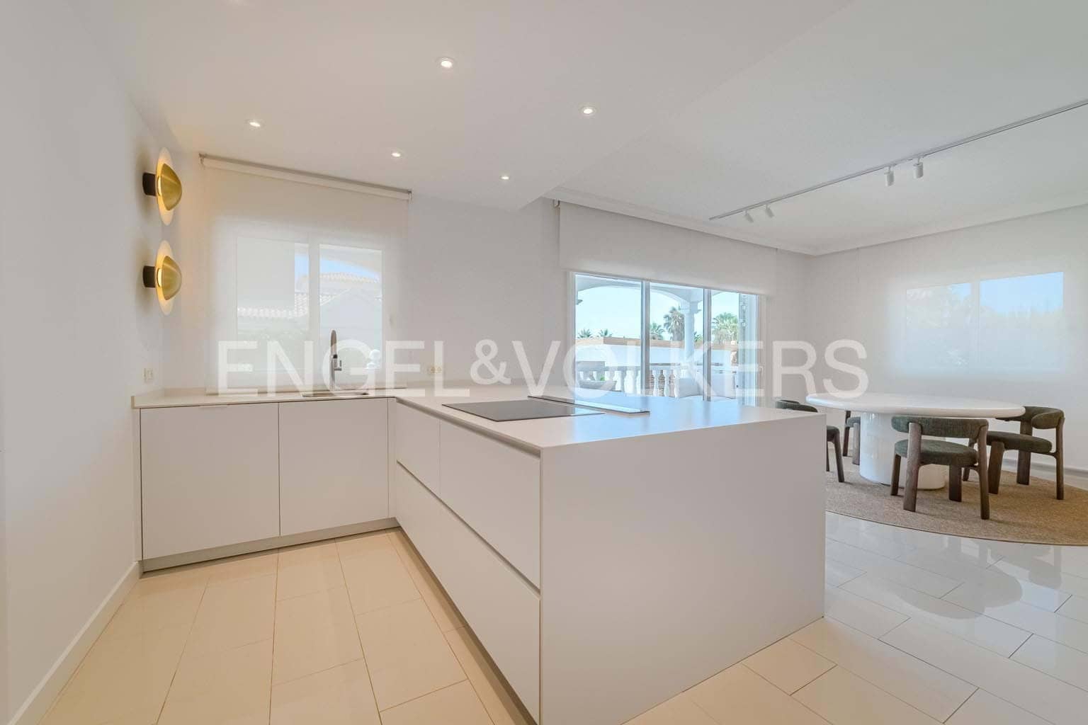 5 bedroom Villa for sale in Costa Adeje with pool garage - € 3,300,000 (Ref: 9162808)