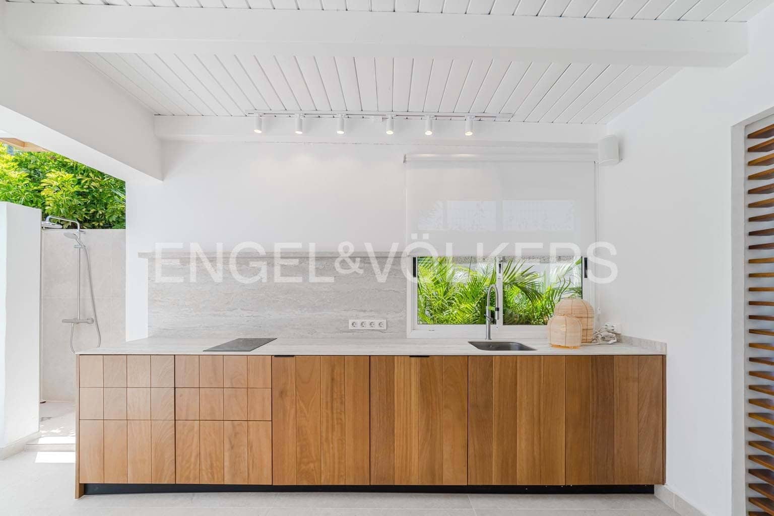 5 bedroom Villa for sale in Costa Adeje with pool garage - € 3,300,000 (Ref: 9162808)