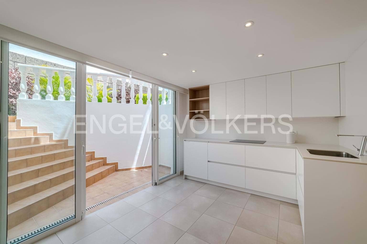 5 bedroom Villa for sale in Costa Adeje with pool garage - € 3,300,000 (Ref: 9162808)