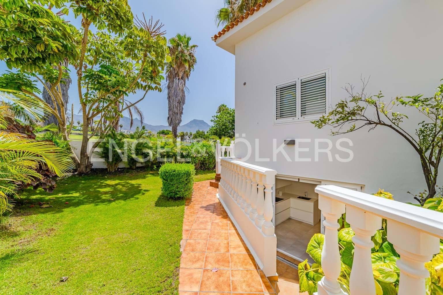 5 bedroom Villa for sale in Costa Adeje with pool garage - € 3,300,000 (Ref: 9162808)