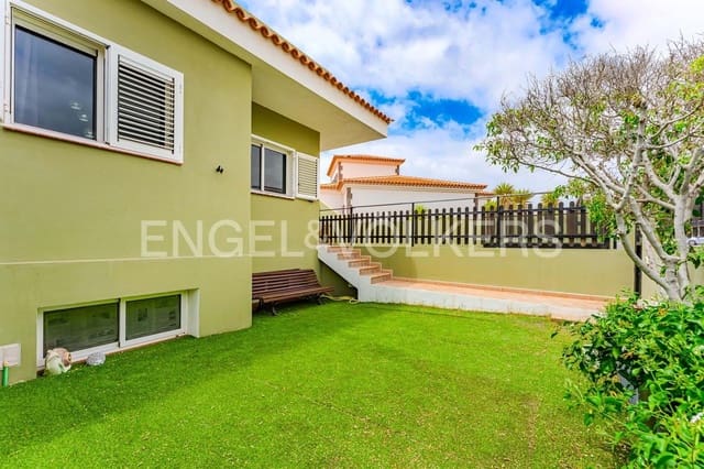 3 soveværelse Villa til salg i El Medano, Granadilla de Abona med garage - € 520.000 (Ref: 9162810)