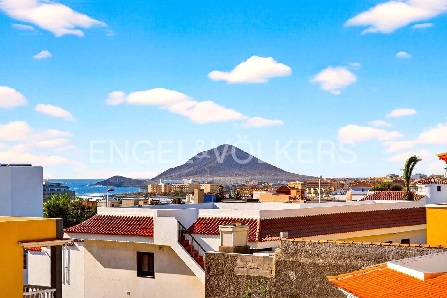 3 soverom Villa til salgs i El Medano med garasje - € 520 000 (Ref: 9162810)