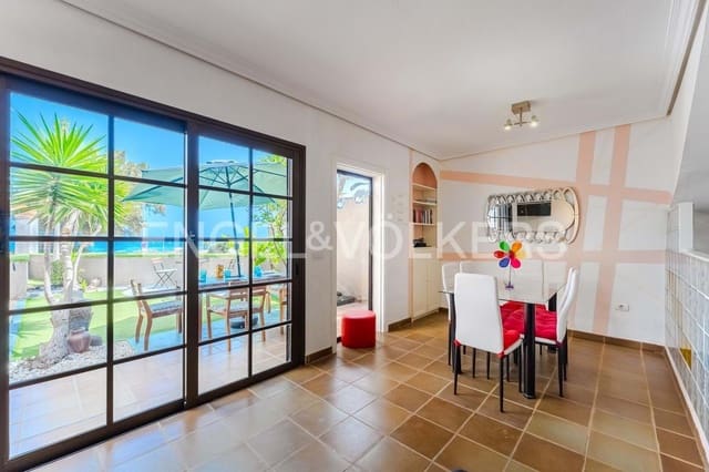 4 chambre Villa/Maison à vendre à El Medano, Granadilla de Abona avec piscine garage - 750 000 € (Ref: 9191613)