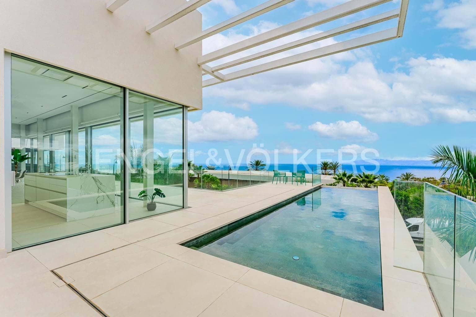 4 makuuhuone Huvila myytävänä paikassa Guia de Isora mukana uima-altaan 
autotalli - 4 900 000 € (Ref: 9274682)