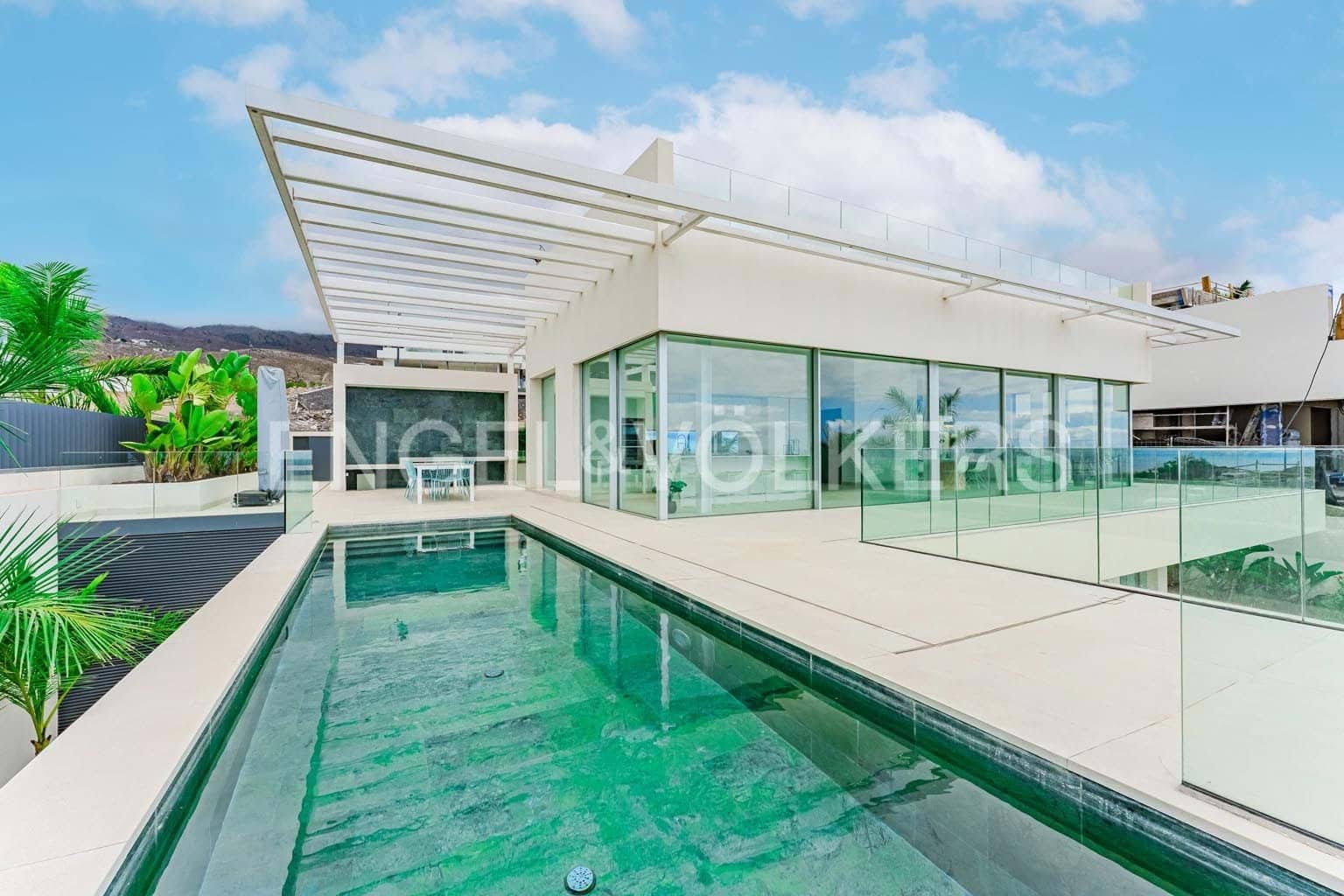 4 makuuhuone Huvila myytävänä paikassa Guia de Isora mukana uima-altaan 
autotalli - 4 900 000 € (Ref: 9274682)