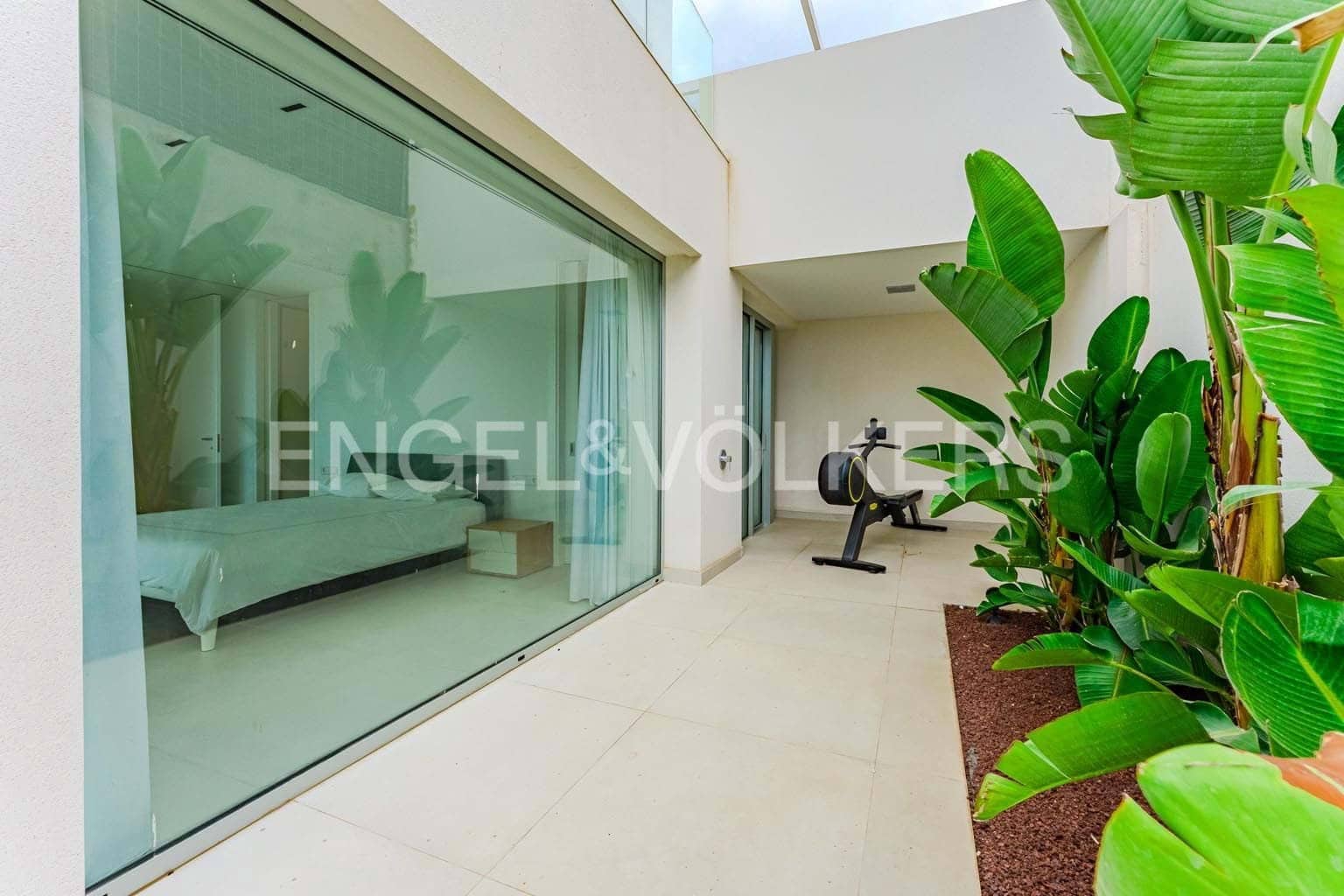 4 makuuhuone Huvila myytävänä paikassa Guia de Isora mukana uima-altaan 
autotalli - 4 900 000 € (Ref: 9274682)