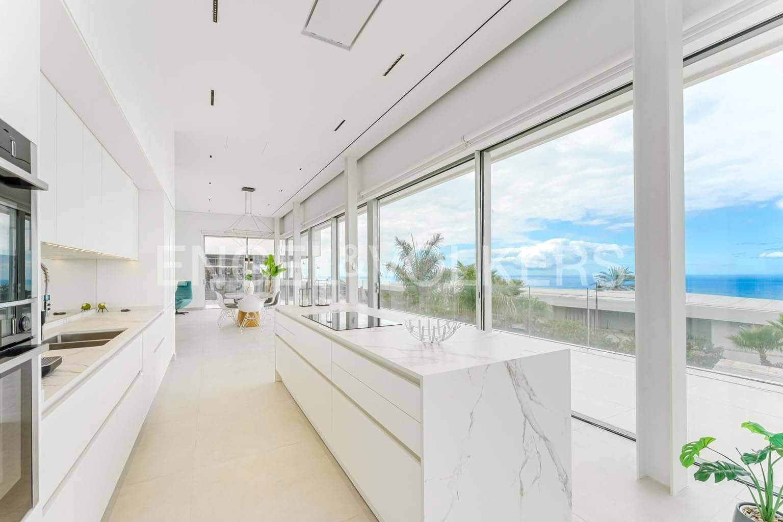 4 makuuhuone Huvila myytävänä paikassa Guia de Isora mukana uima-altaan 
autotalli - 4 900 000 € (Ref: 9274682)