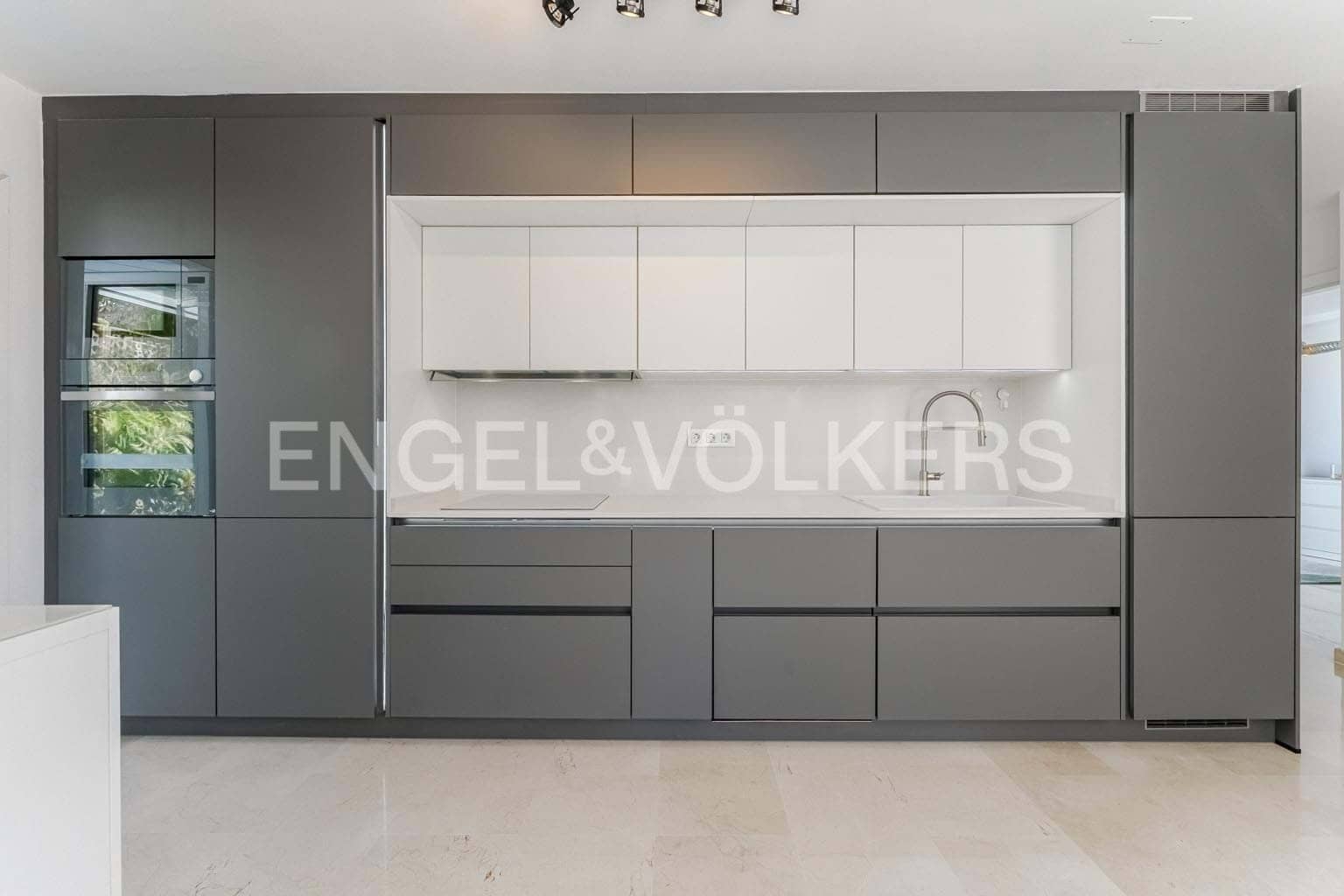 4 soveværelse Villa til salg i La Caleta - € 1.880.000 (Ref: 9301541)