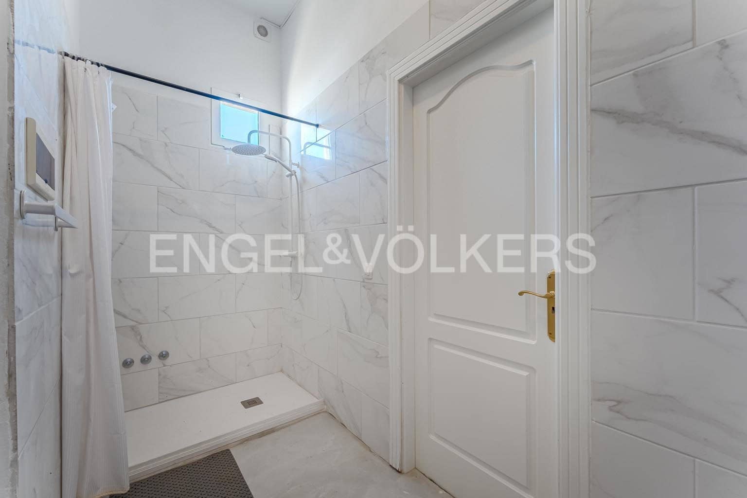 6 bedroom Villa for sale in Santiago del Teide with garage - € 690,000 (Ref: 9362826)