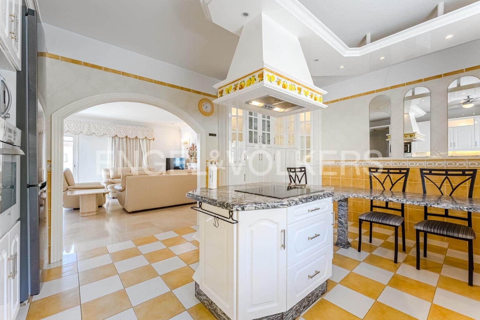 6 bedroom Villa for sale in Santiago del Teide with garage - € 690,000 (Ref: 9362826)