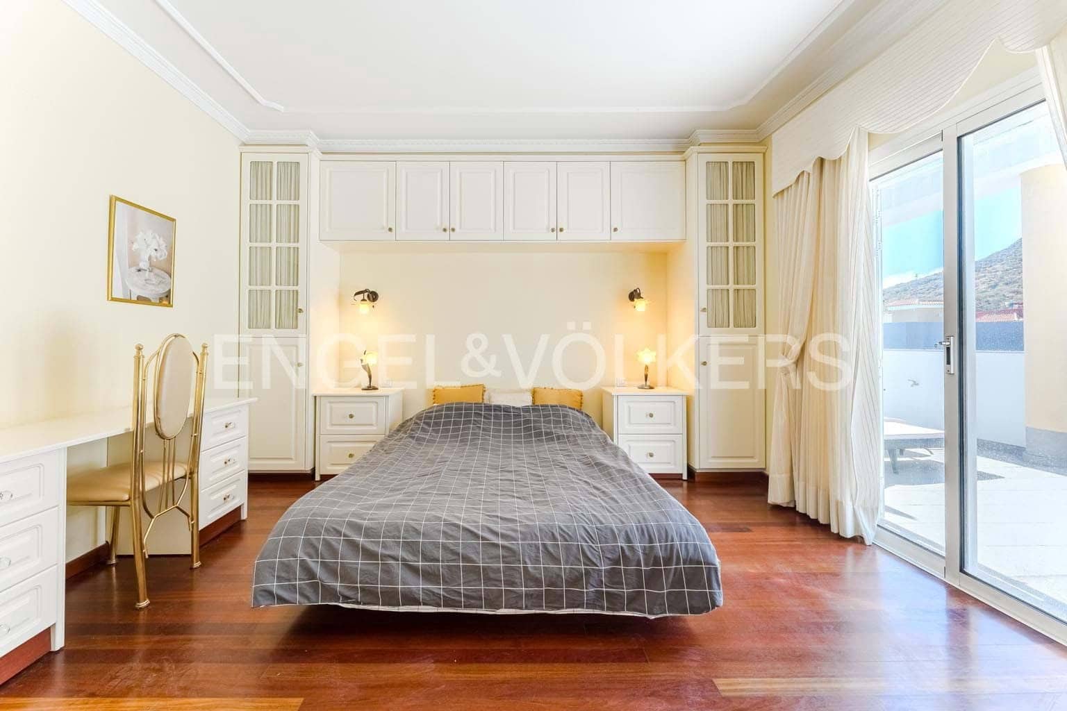 6 bedroom Villa for sale in Santiago del Teide with garage - € 690,000 (Ref: 9362826)