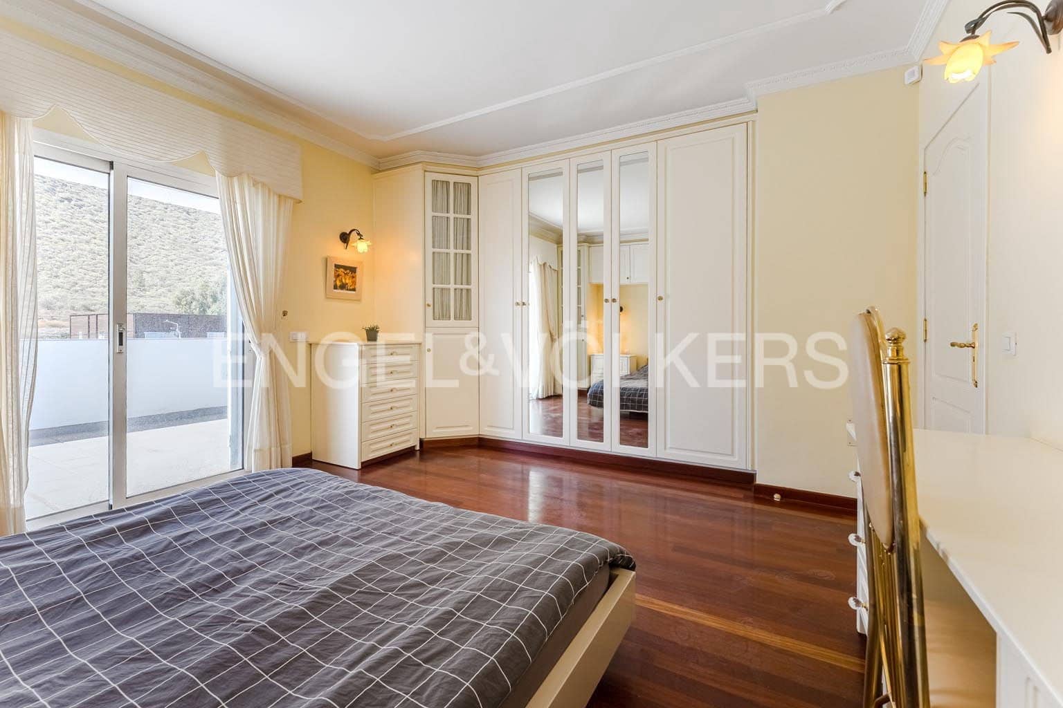 6 bedroom Villa for sale in Santiago del Teide with garage - € 690,000 (Ref: 9362826)